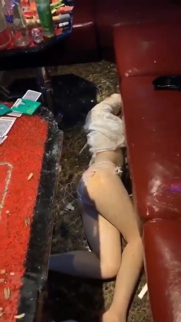 少女KTV喝醉被多P
