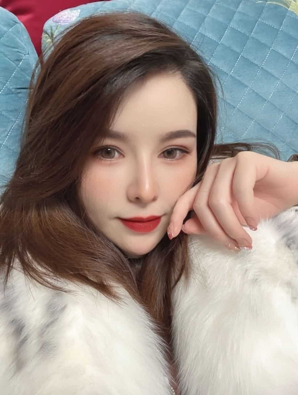 网红脸白皙御姐王语嫣与金主性爱啪啪